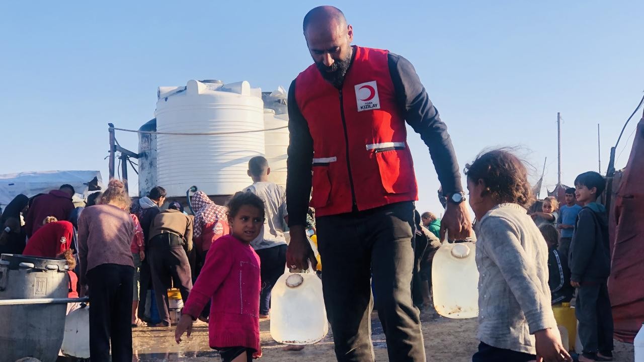 Türk Kızılay, Gazze'ye "can suyu" Suriye'ye "umut" oluyor