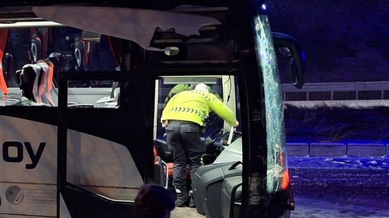 Yolcu otobüsü kaza yaptı: 14 yaralı