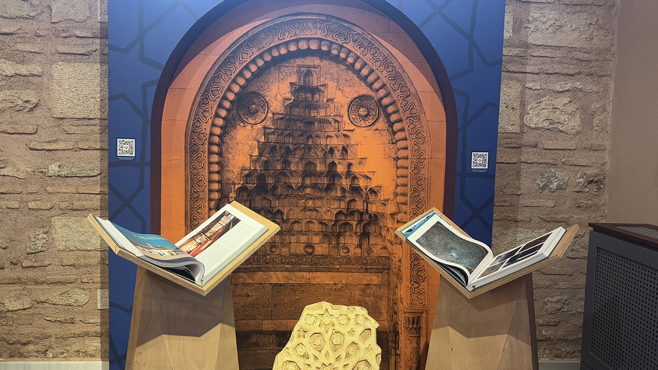 Konya'nın zengin vakıf mirasını yansıtacak "Ayna: Anadolu Göğünün İpek Mahyası" sergisi açıldı