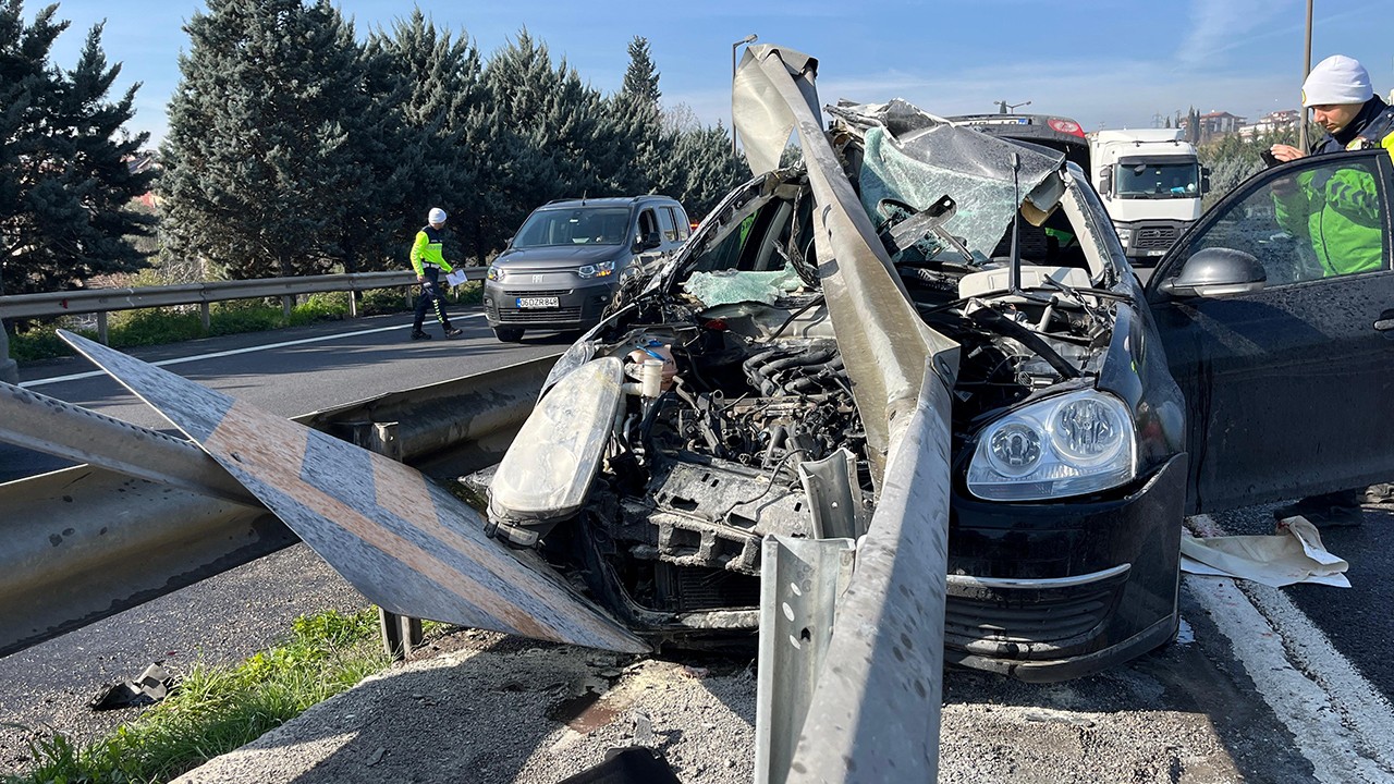 Yol ayrımında otomobil bariyere çarptı: 1’i ağır, 4 yaralı