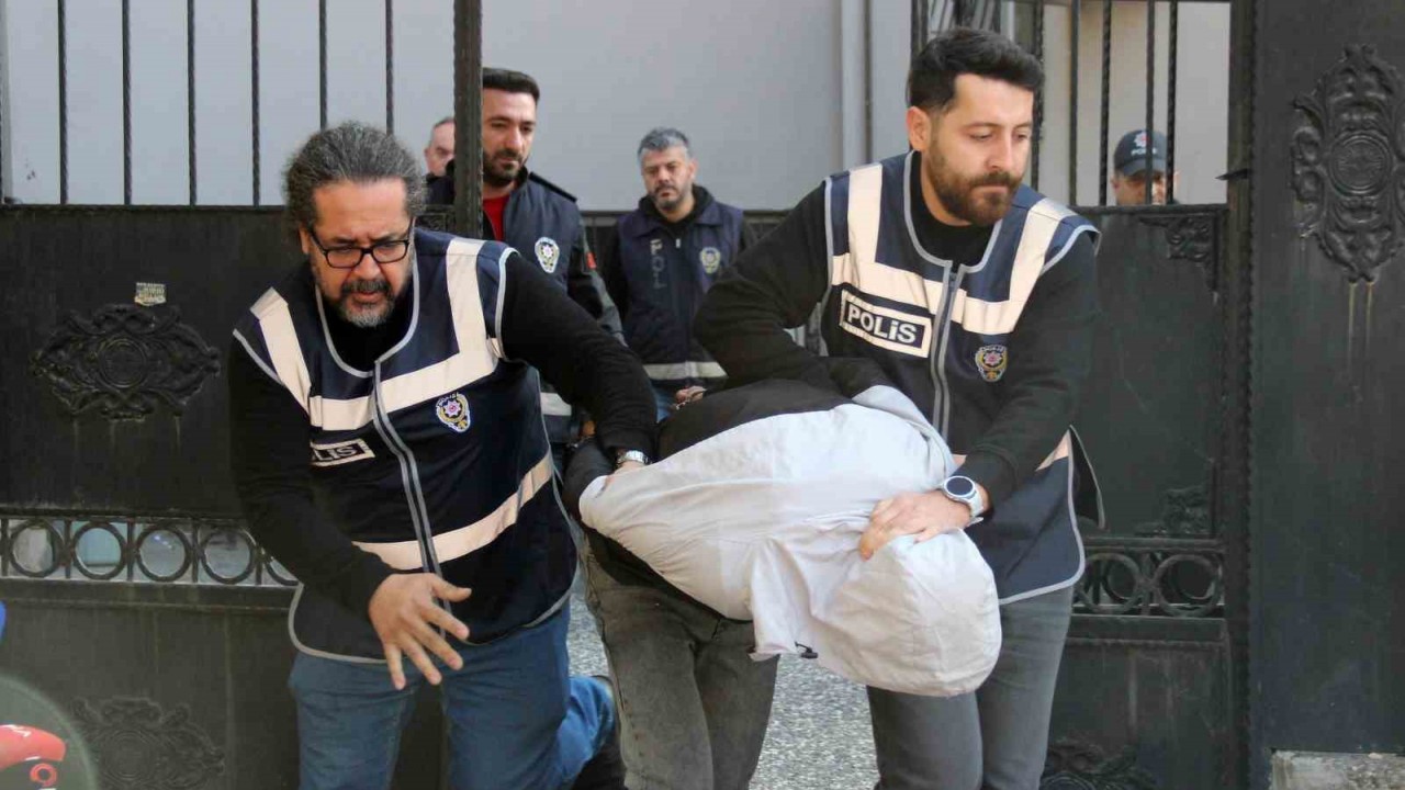 Eşini tehdit etmek için çocuğunun boğazına bıçak dayayan baba hakkında tahliye kararı