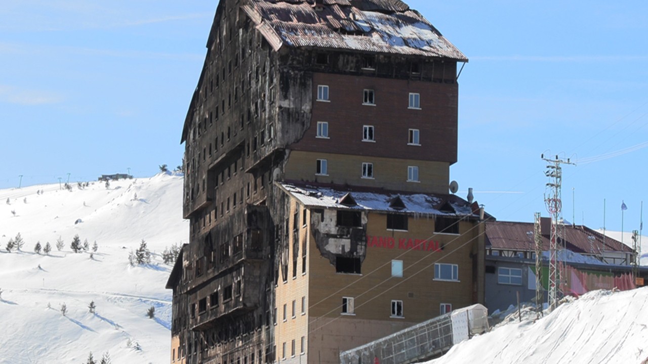 Otel yangını soruşturmasında gözaltına alınan kat görevlisi serbest