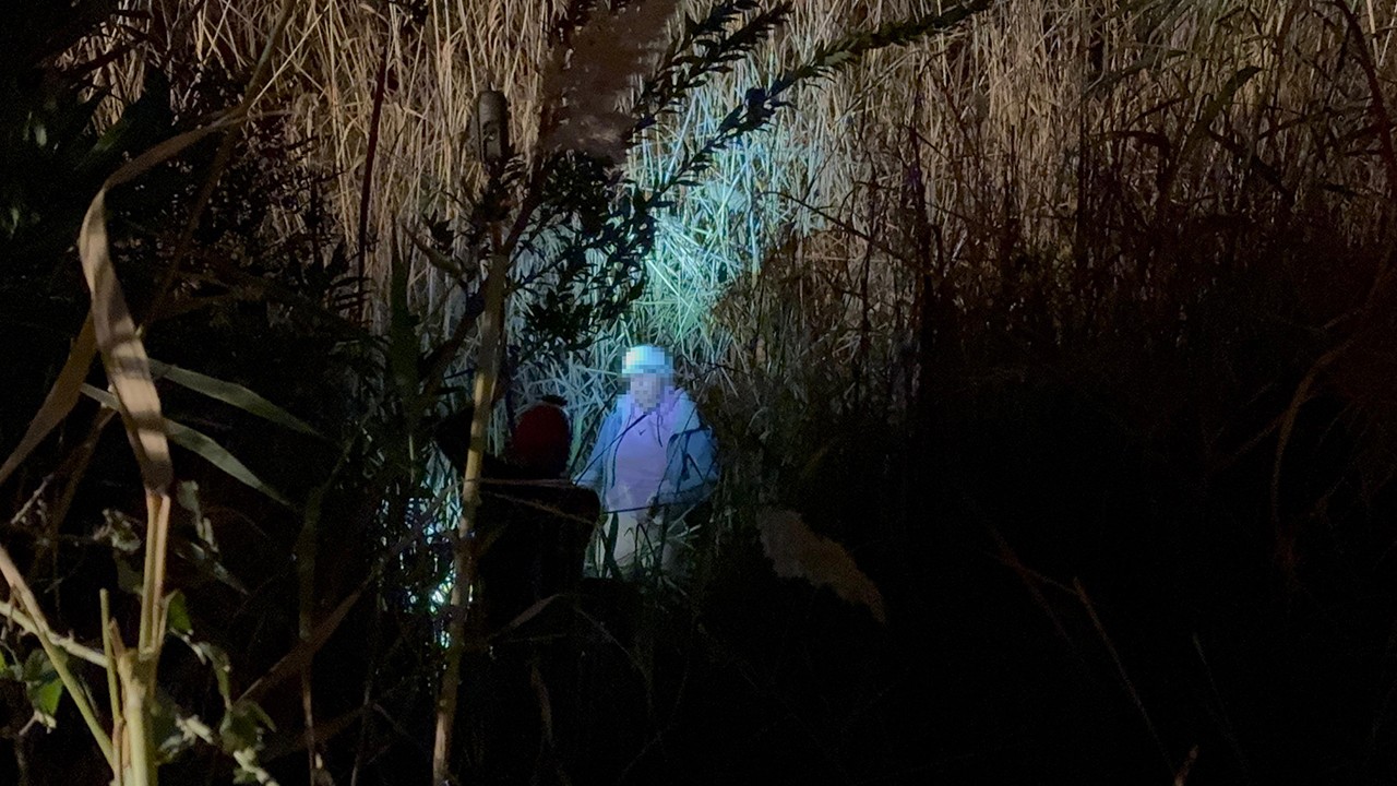 Bataklıkta 4 saat mahsur kalan kadın vinçle kurtarıldı