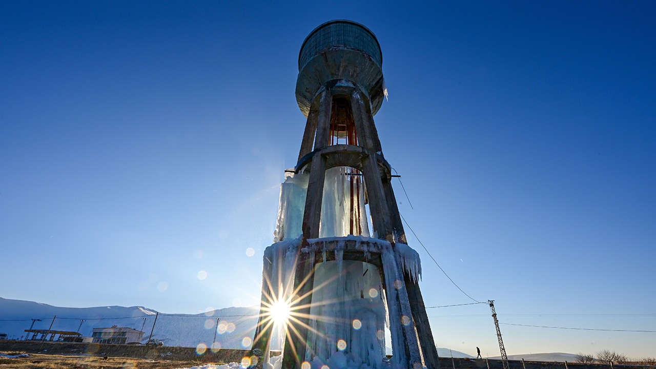 Aşırı soğuklar nedeniyle boruları patlayan su deposu buz tuttu