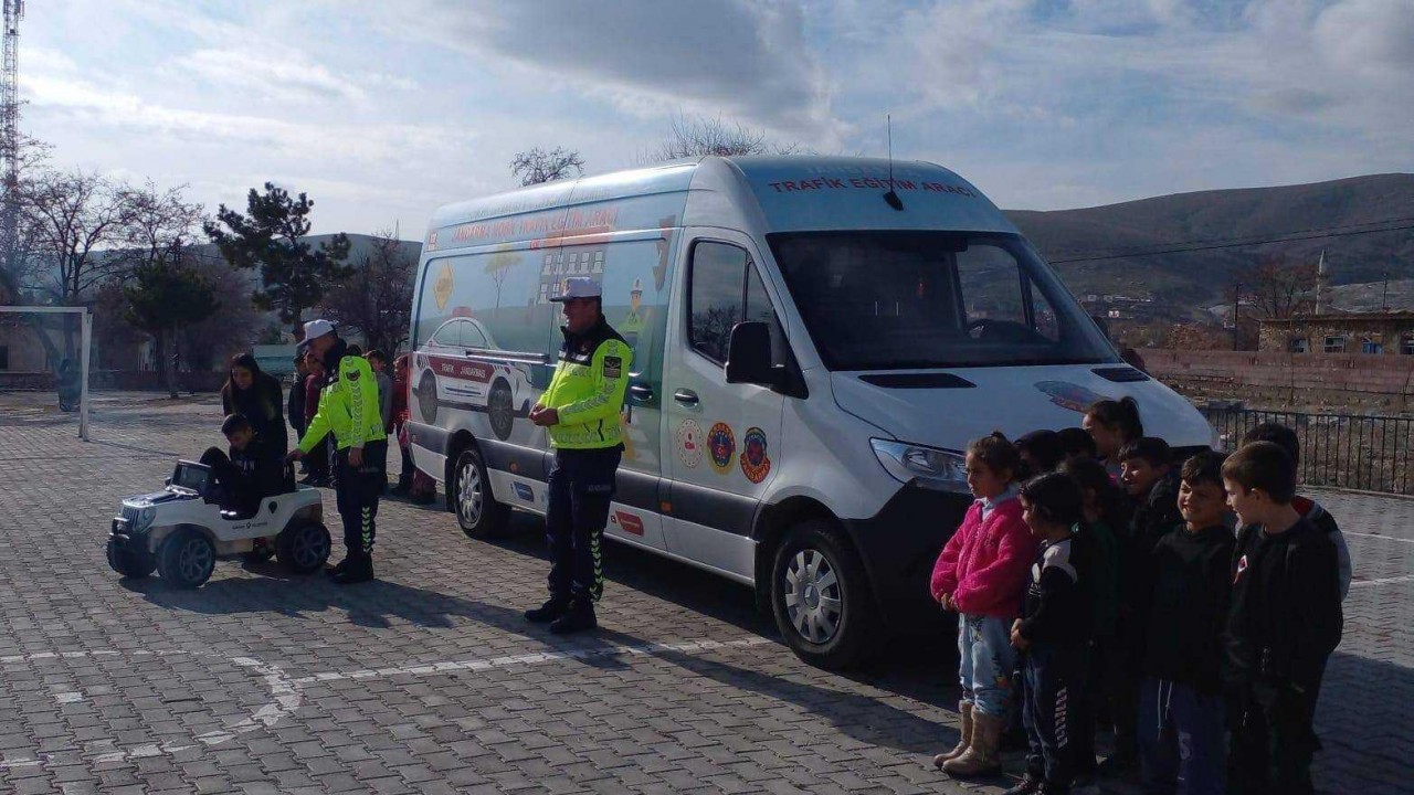 Konya'da jandarma ekiplerinden öğrencilere ve sürücülere trafik eğitimi