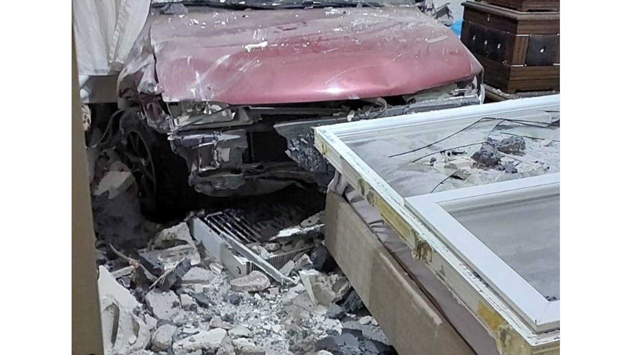 Fren yerine gaza basan sürücü evin yatak odasına girdi