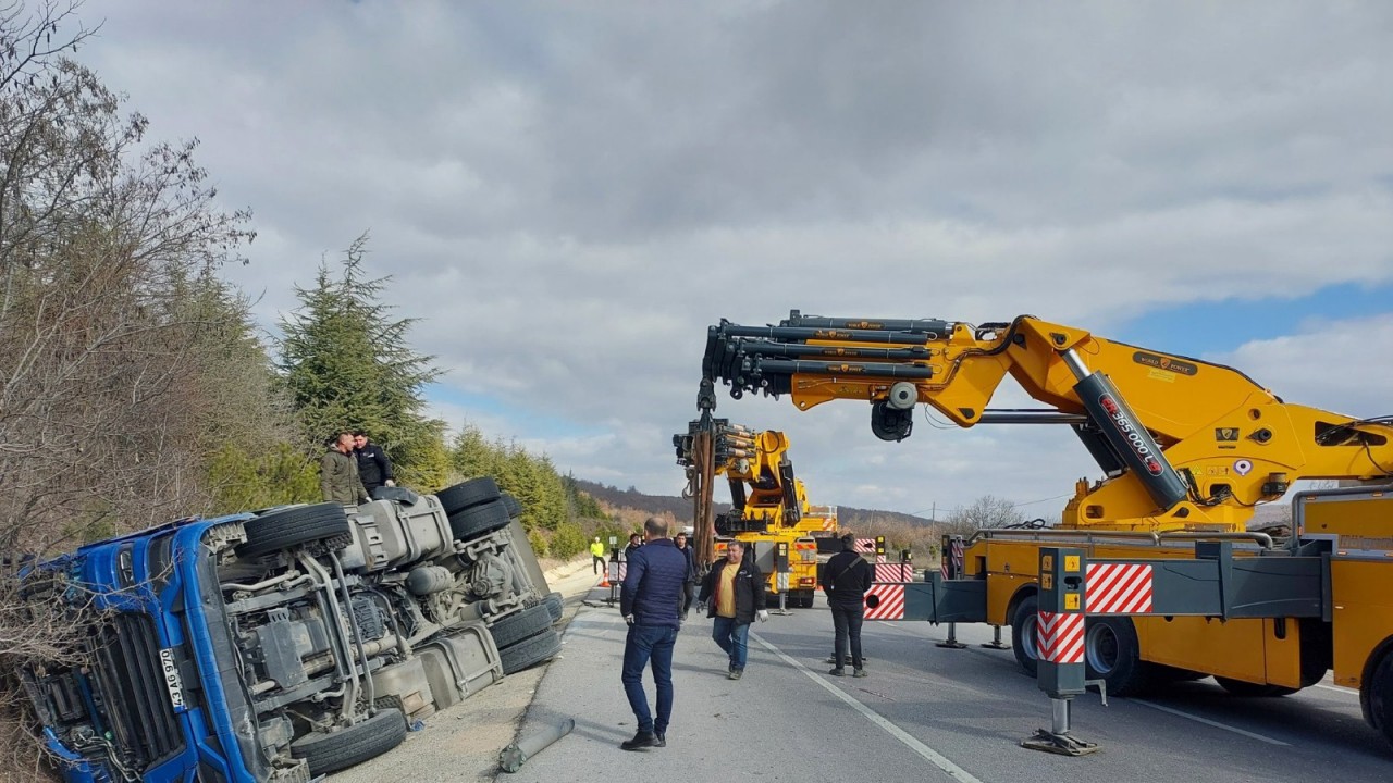 Devrilen tankerin sürücüsü hayatını kaybetti