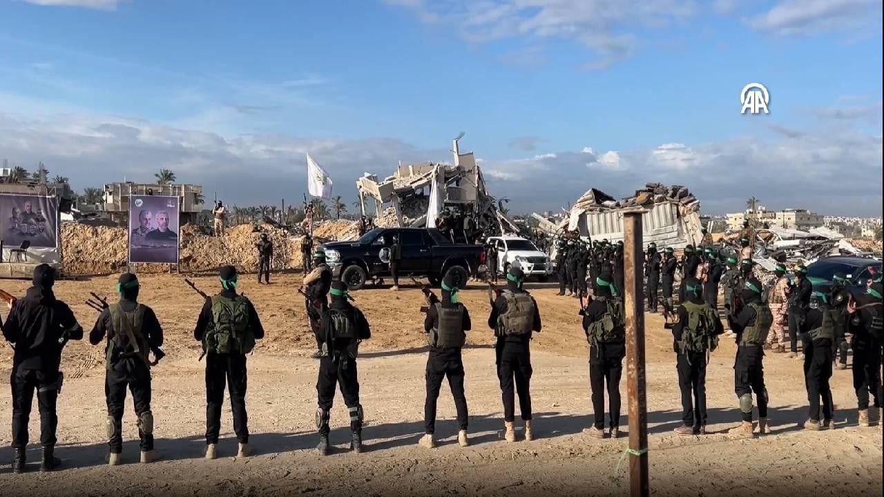 Hamas 4'üncüsü gerçekleştirilen esir takasında gövde gösterisi yaptı