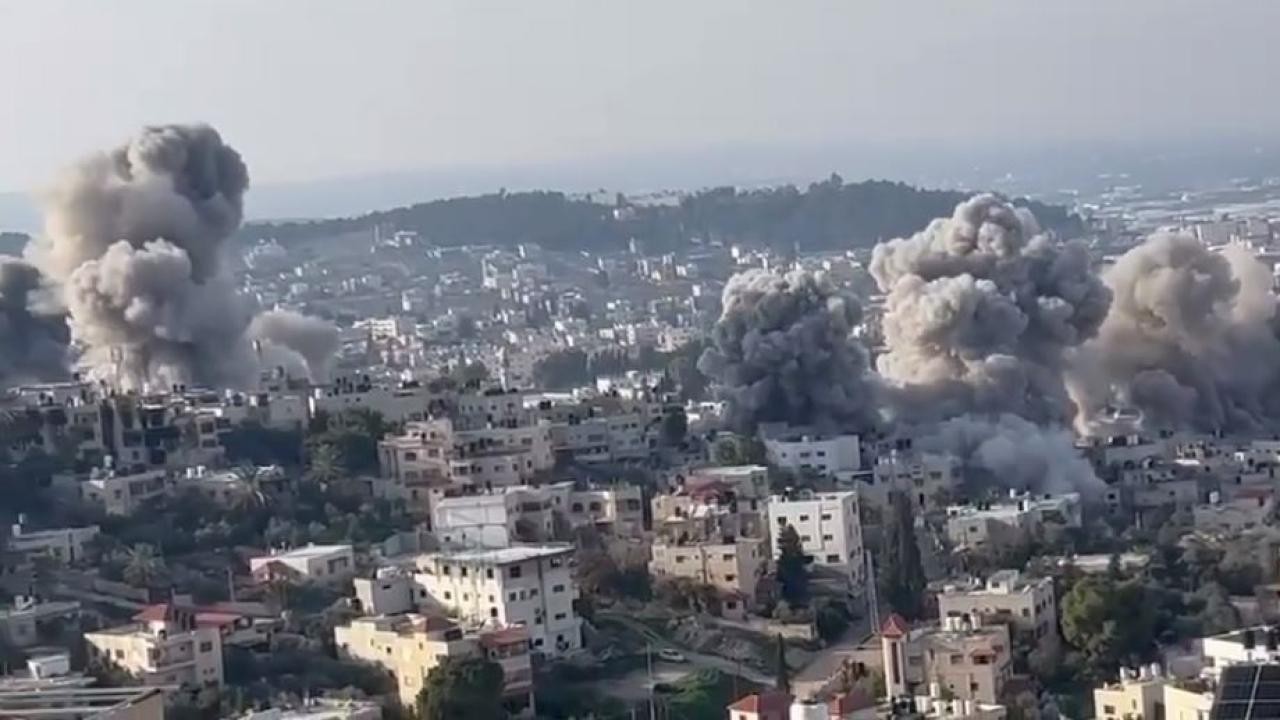 İşgalci İsrail Batı Şeria'daki Cenin'de evleri havaya uçurdu