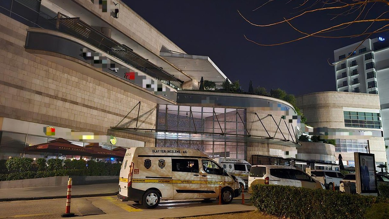 AVM'deki kuyumcudan 3 kilogram altın ve 100 bin TL çalarak kaçtı