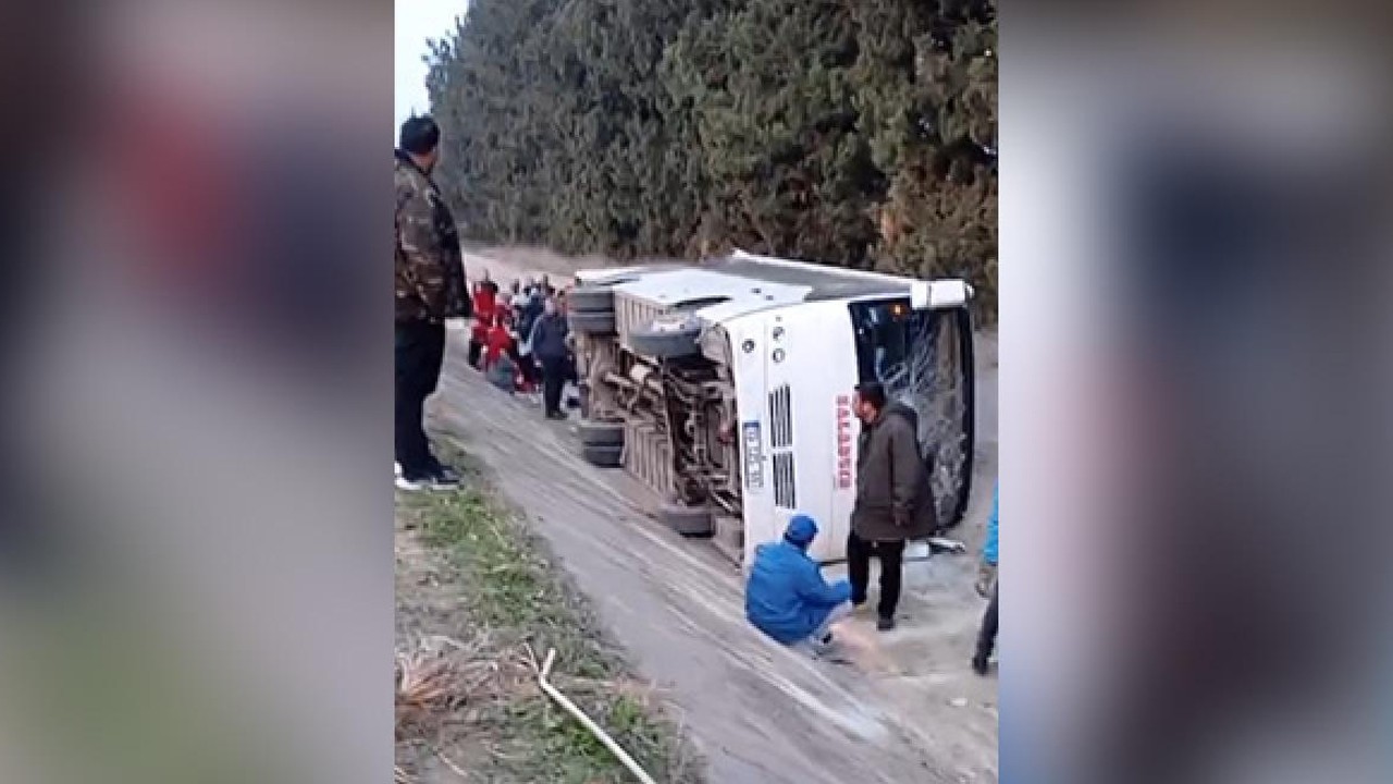 Kontrolden çıkan işçi servisi sulama kanalına devrildi: 10 yaralı