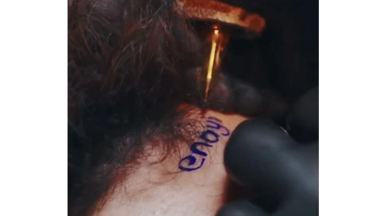 80 bin lira karşılığında alnına enayi dövmesi yaptırdı