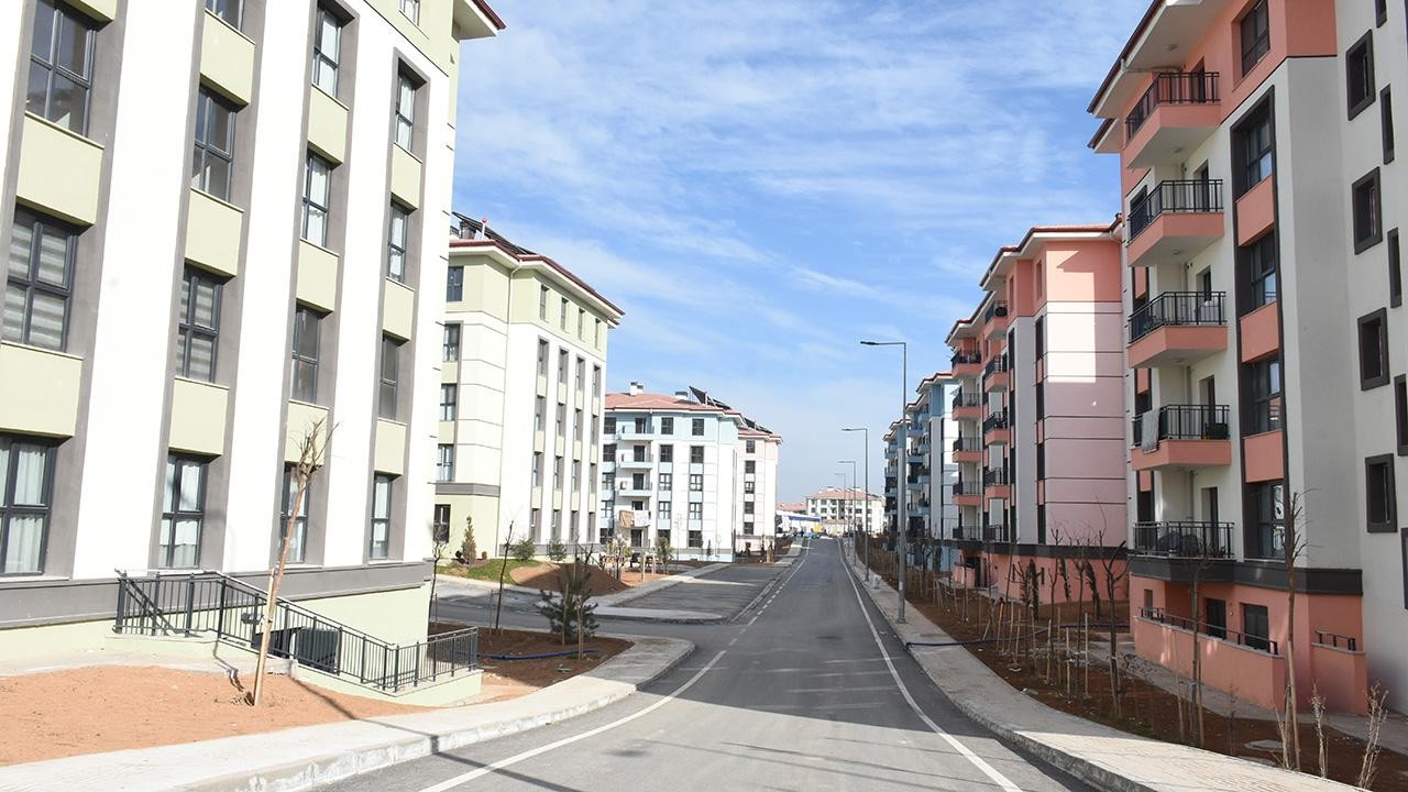 Deprem konutlarına yerleşen afetzedeler yeni evlerinden memnun