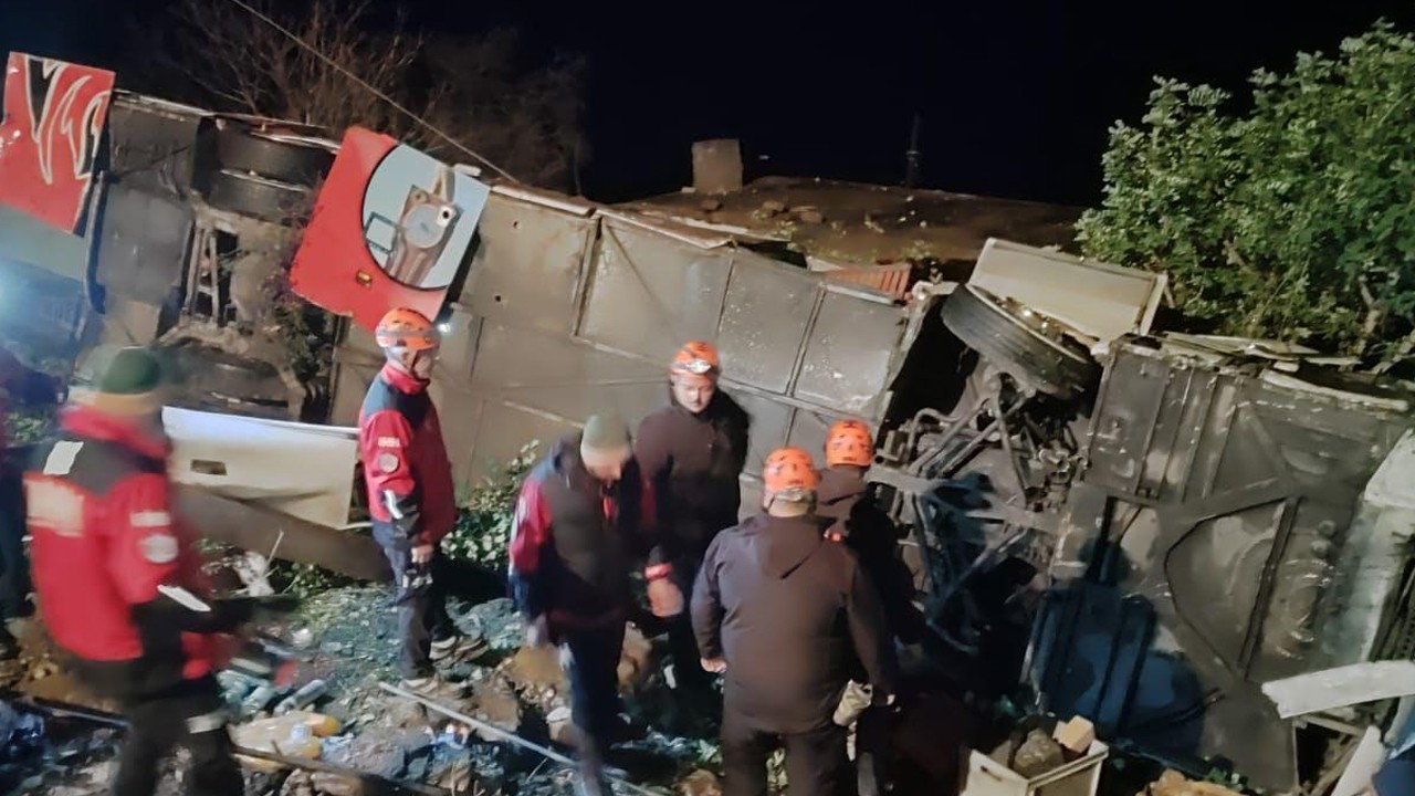Yolcu otobüsü devrildi: 33 yaralı