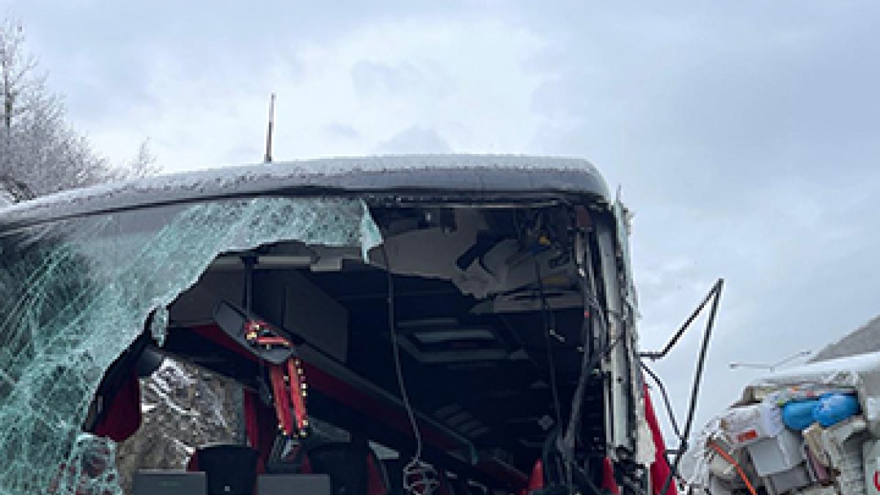 Yolcu otobüsü kamyona çarptı: 1 ölü, 16 yaralı