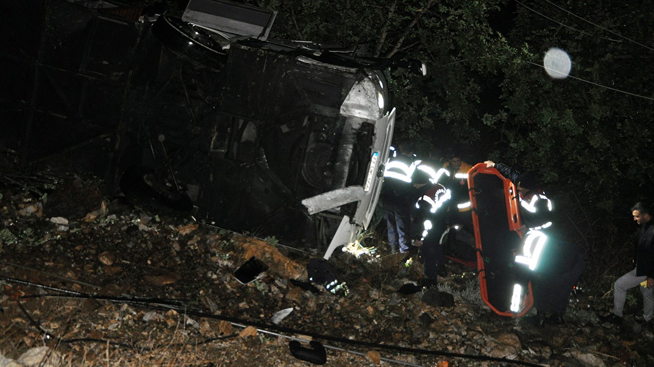 Yolcu otobüsü uçurumdan yuvarlandı: 10'u ağır, 28 yaralı