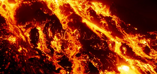 İtalya’da Etna Yanardağı’ndaki lav akışı sürüyor