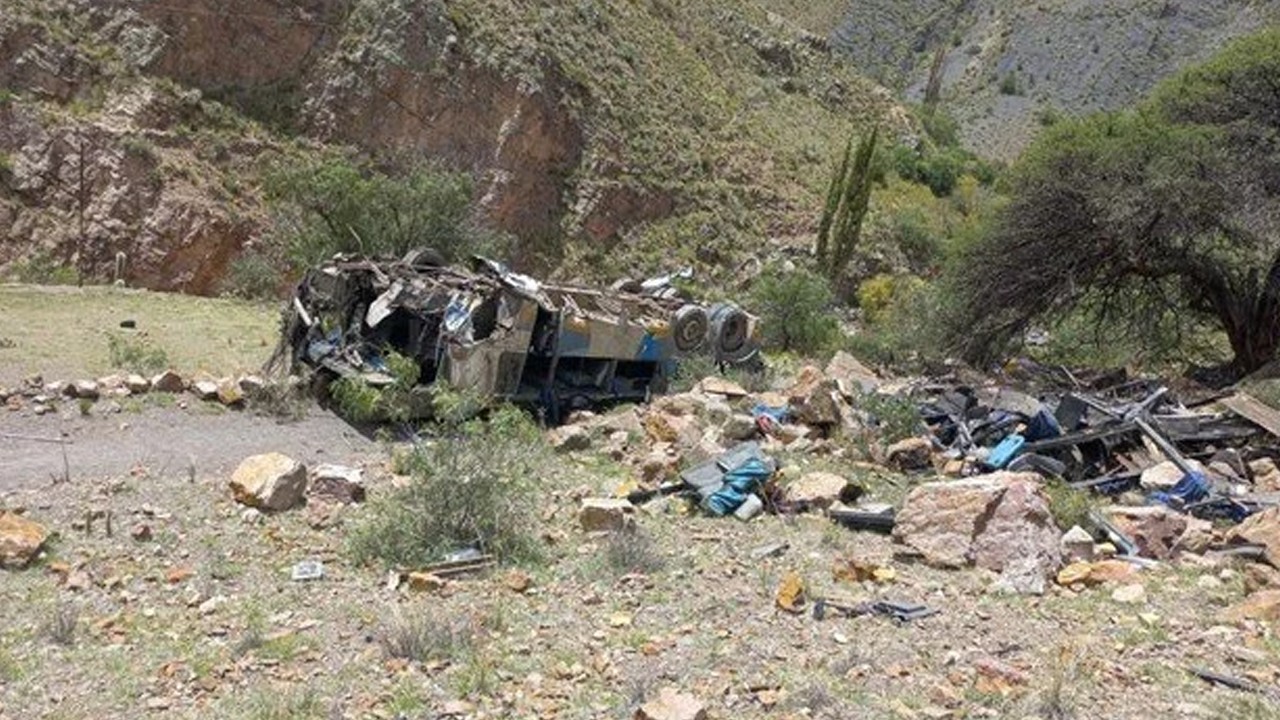 Otobüs 800 metrelik uçuruma yuvarlandı: 31 ölü