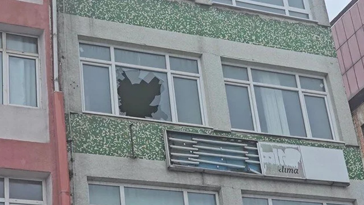 Kan donduran olay! Dövdükleri arkadaşlarını camdan attılar