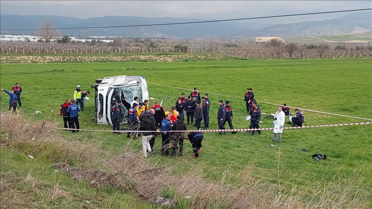 Öğrencileri taşıyan servis midibüsü devrildi; 2 ölü, 26 yaralı
