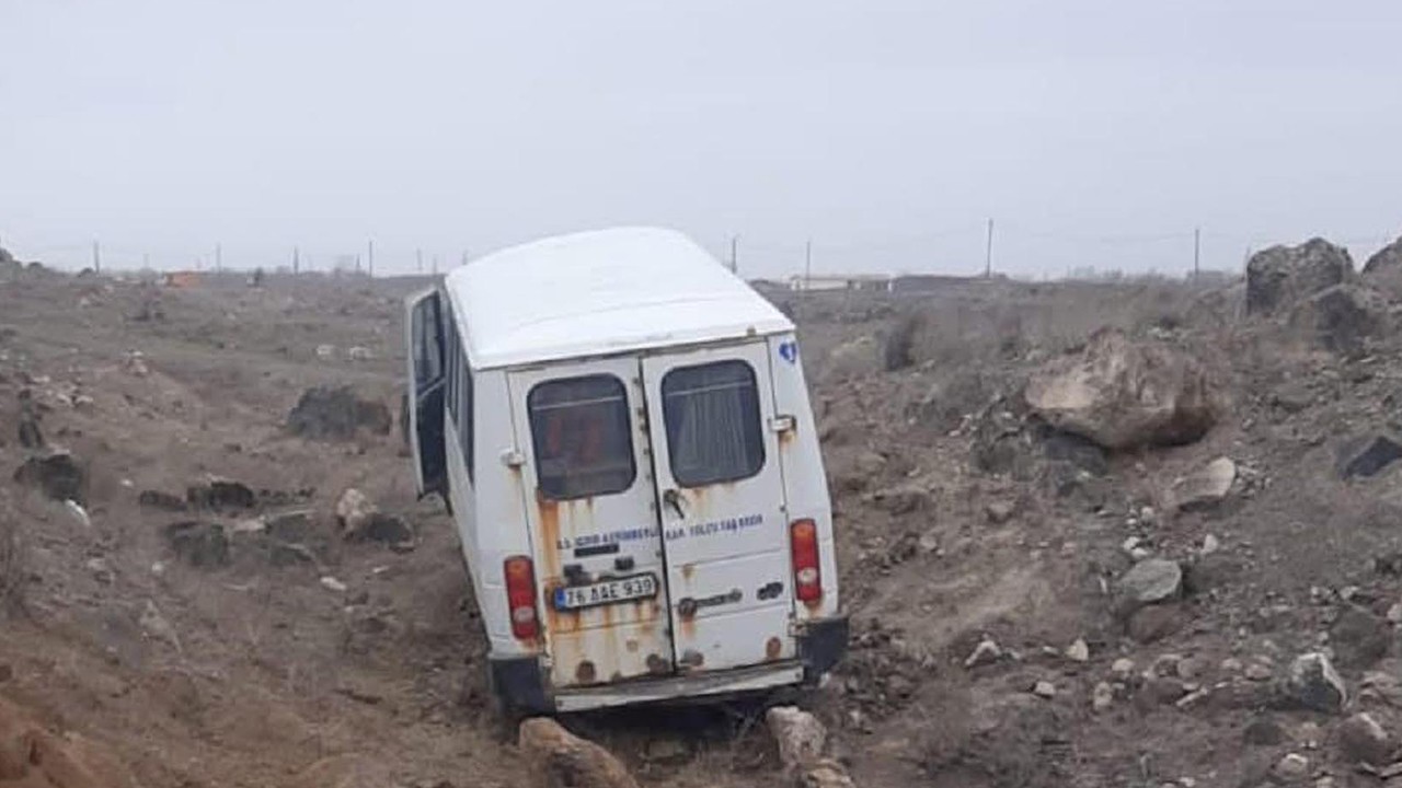 Minibüs, şarampole yuvarlandı; 5'i öğrenci, 6 yaralı