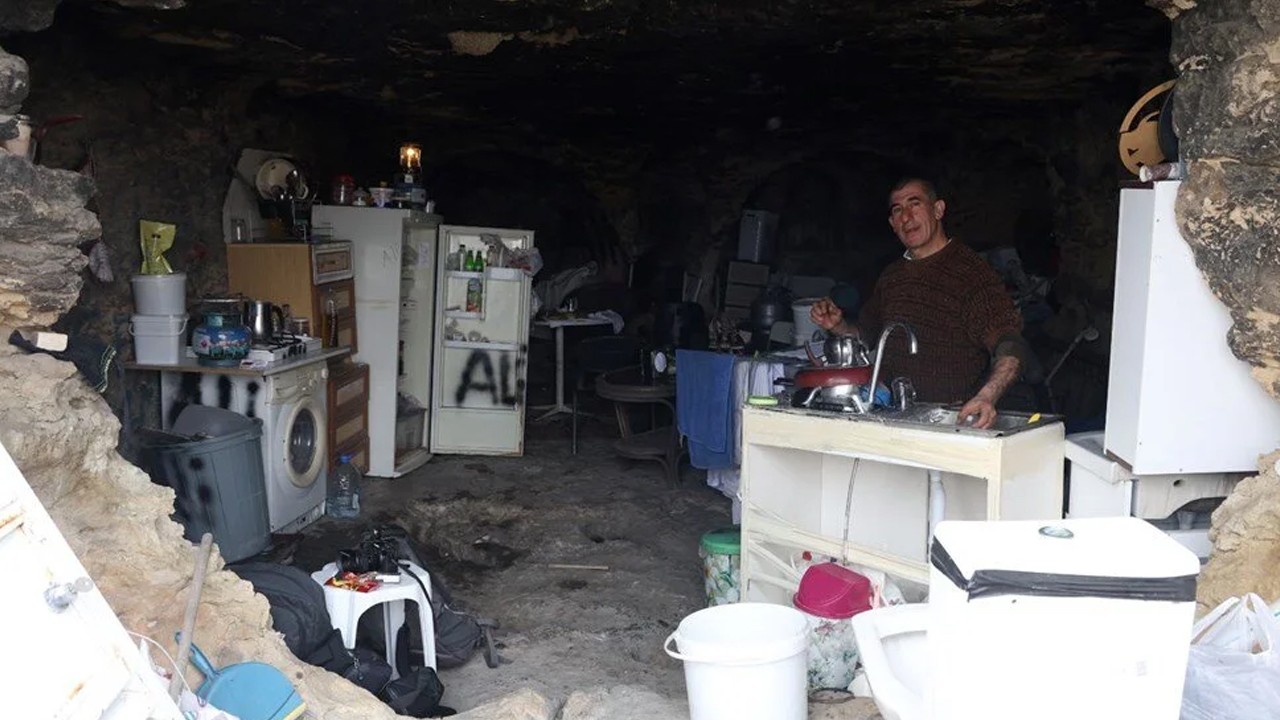 55 yaşındaki adam 2 yıldır mağarada yaşıyor: "3 ay önce yatağımda yılan vardı"