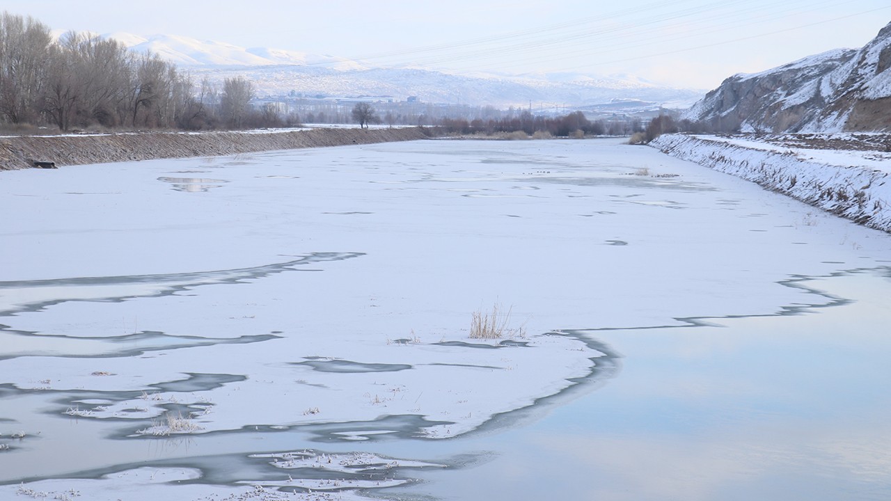 Türkiye'nin en uzun nehri Kızılırmak kısmen buz tuttu