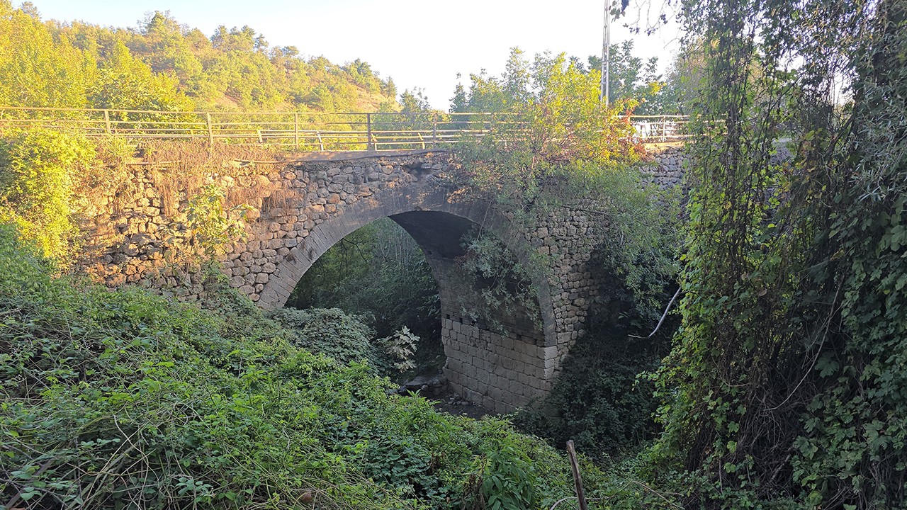 Depremlerde yıkılmayan tarihi köprü definecilerin tehdidi altında