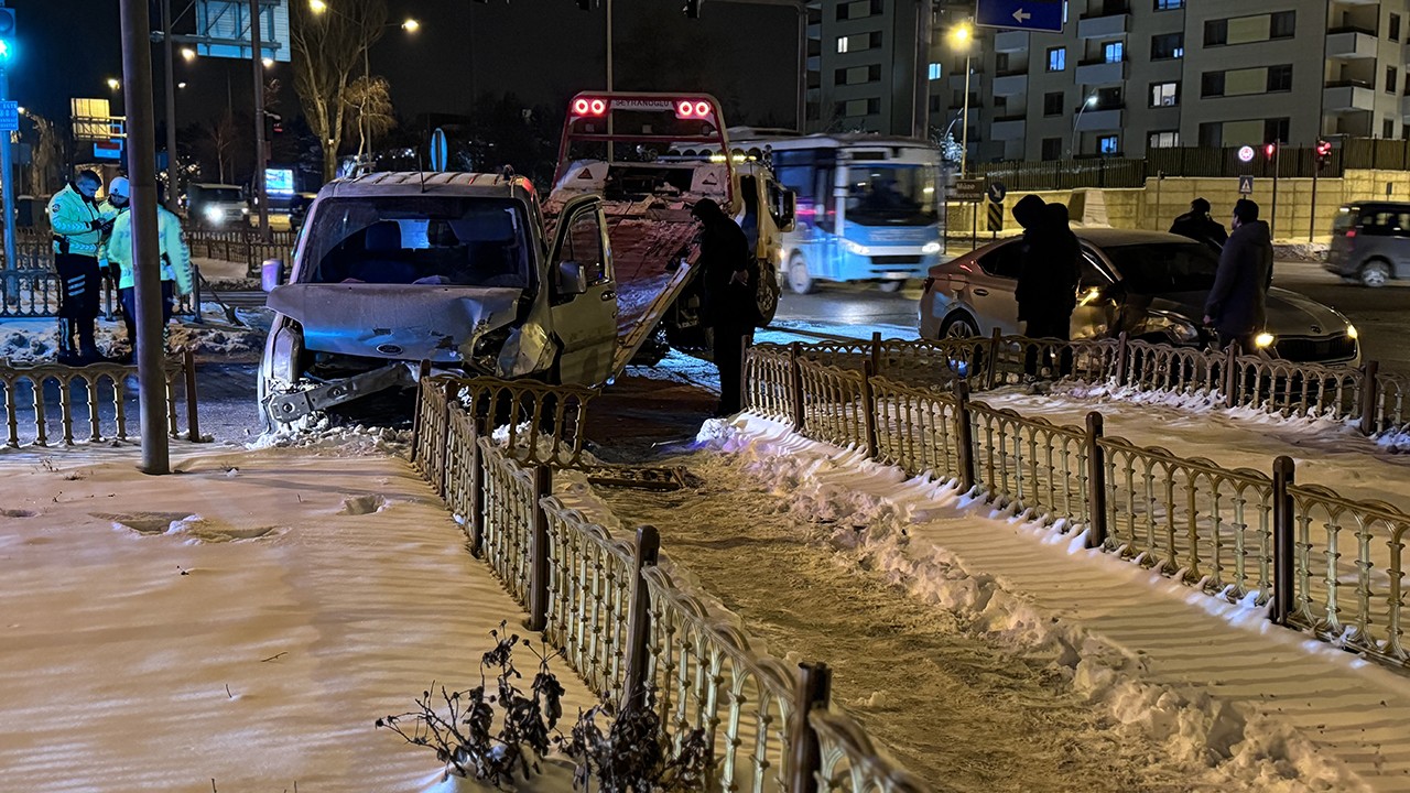 İki aracın çarpışması sonucu 7 kişi yaralandı