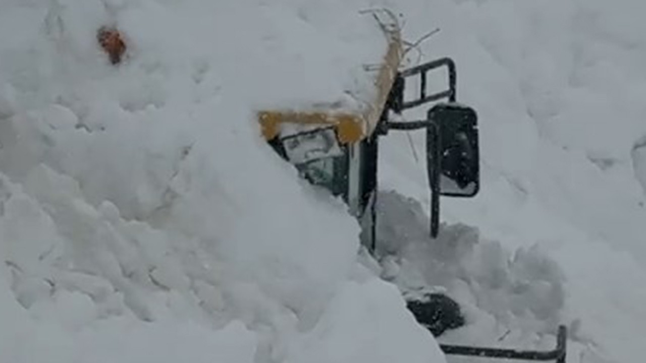 İş makinesinin üzerine çığ düştü