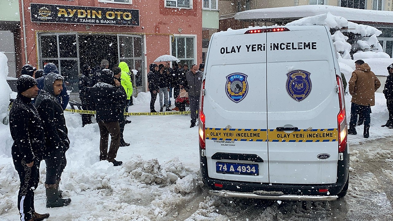 Uyuyakaldığı otomobilde, kedisiyle birlikte egzozdan çıkan gazdan zehirlenip öldü