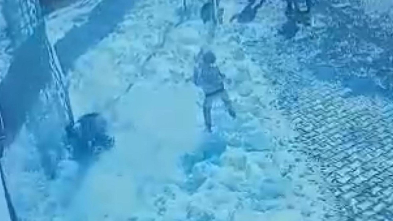 Başına buz kütlesi düşen ilkokul öğrencisi ağır yaralandı: O anlar kamerada