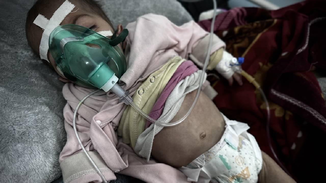 Soykırımcı İsrail'in yardım girişini kısıtladığı Gazze'de 3 çocuk şiddetli soğuk nedeniyle öldü