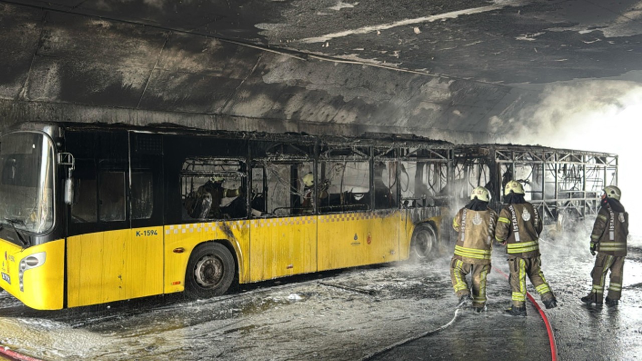 İçinde yolcular vardı! Seyir halindeki otobüs alev alev yandı