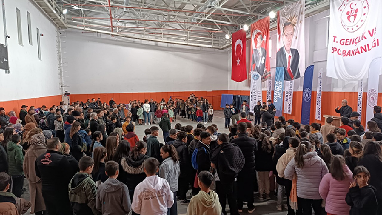 Kulu'da spor kurslarına katılan 2 bin öğrenciye kışlık eşofman takımı dağıtıldı