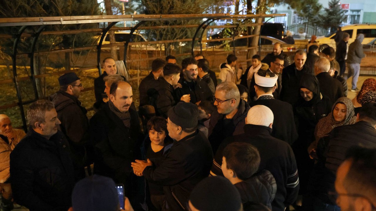 Başkan Altay iftar öncesi ve teravih sonrası Konyalılarla bir araya geldi