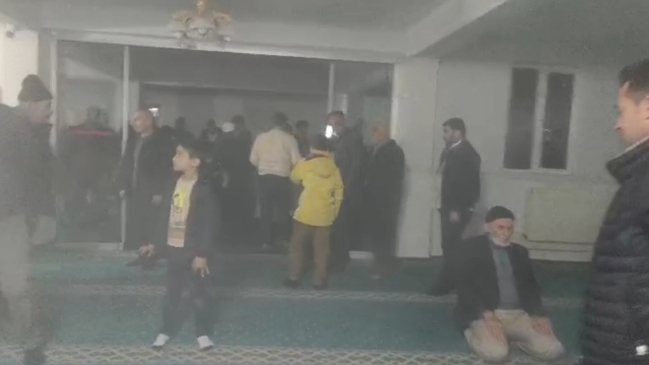 Teravihte çıkan yangına aldırmadan namaza devam eden kişi böyle görüntülendi