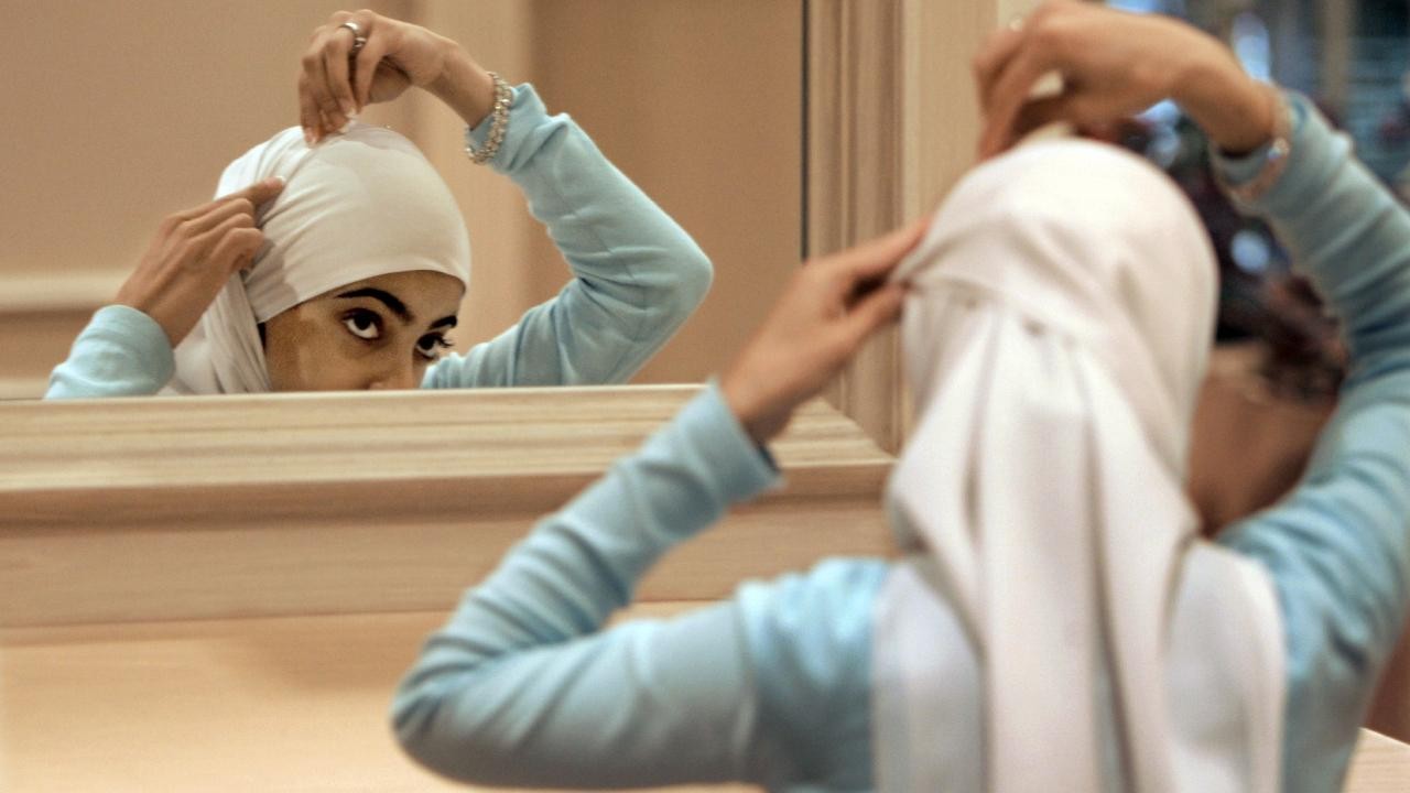 Yeni başörtüsü yasakları Müslüman kadınların özgürlük alanını daraltıyor