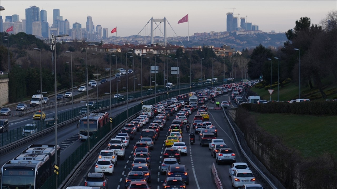 İstanbul'da akşam saatlerinde trafik yoğunluğu yaşanıyor