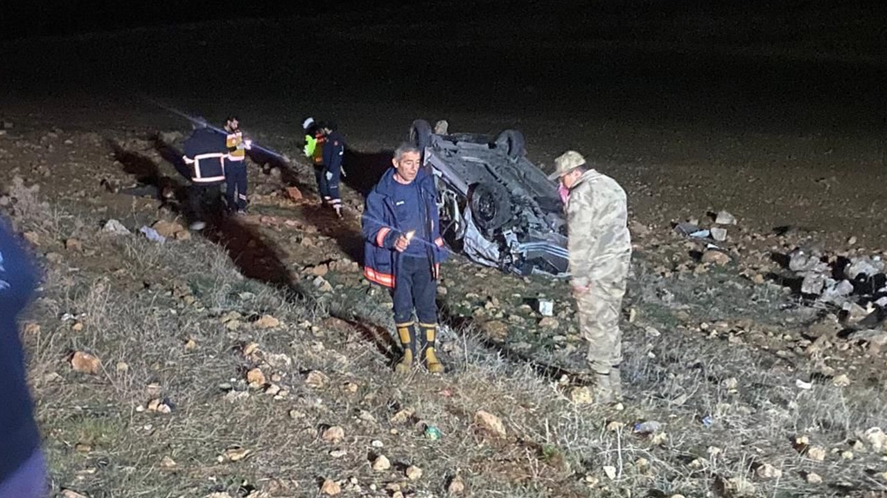 Şarampole devrilen otomobilden fırlayan 2 kişi öldü