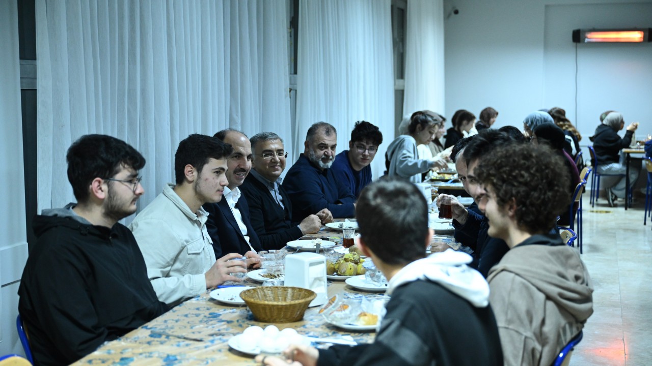 Başkan Altay yatılı eğitim alan lise öğrencileriyle sahurda buluştu