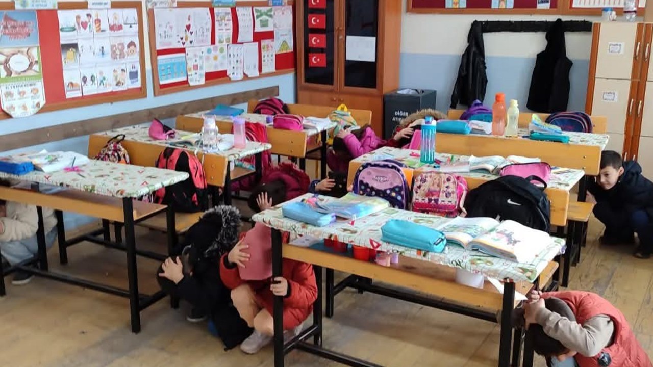 Karapınar’da ilkokul öğrencileri deprem tatbikatı gerçekleştirdi