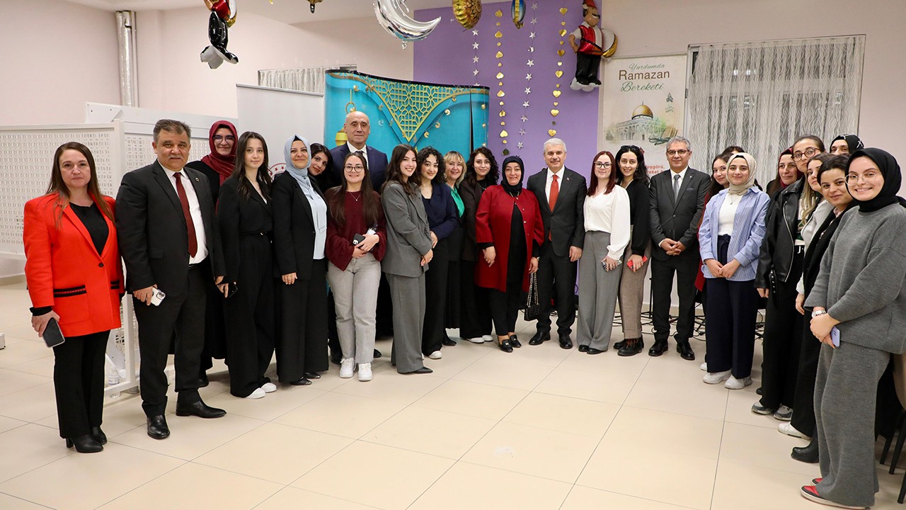 Vali İbrahim Akın, Meram Kız Öğrenci Yurdunda kalan öğrencilerle iftar açtı