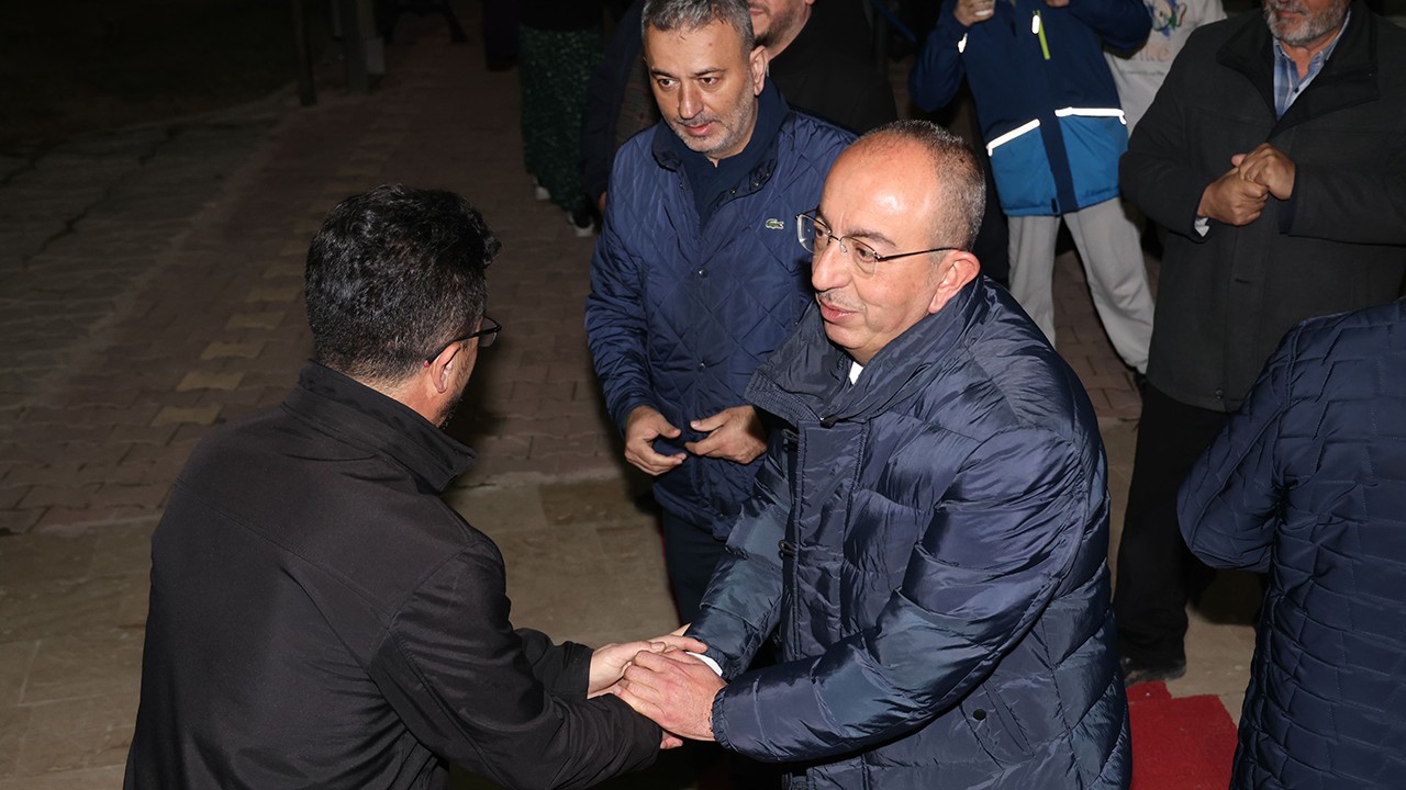 Başkan Kavuş, teravih sonrası hemşehrileriyle buluştu