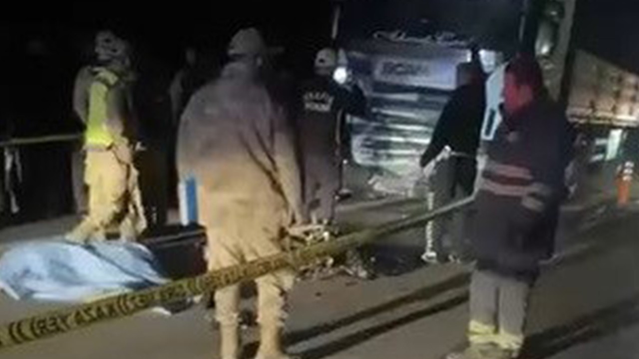 Tırla çarpışan motosikletteki 2 genç hayatını kaybetti