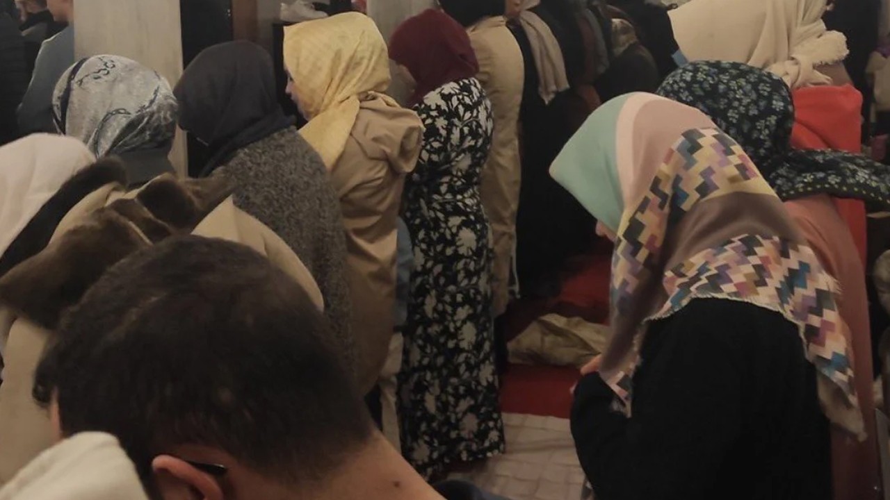 Kadın ve erkeklerin aynı safta namaz kılması olayına inceleme