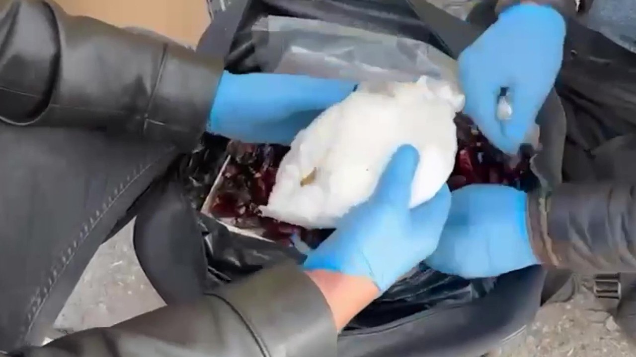 Hurma kutusuna gizlenmiş 2,5 kilogram uyuşturucu ele geçirildi