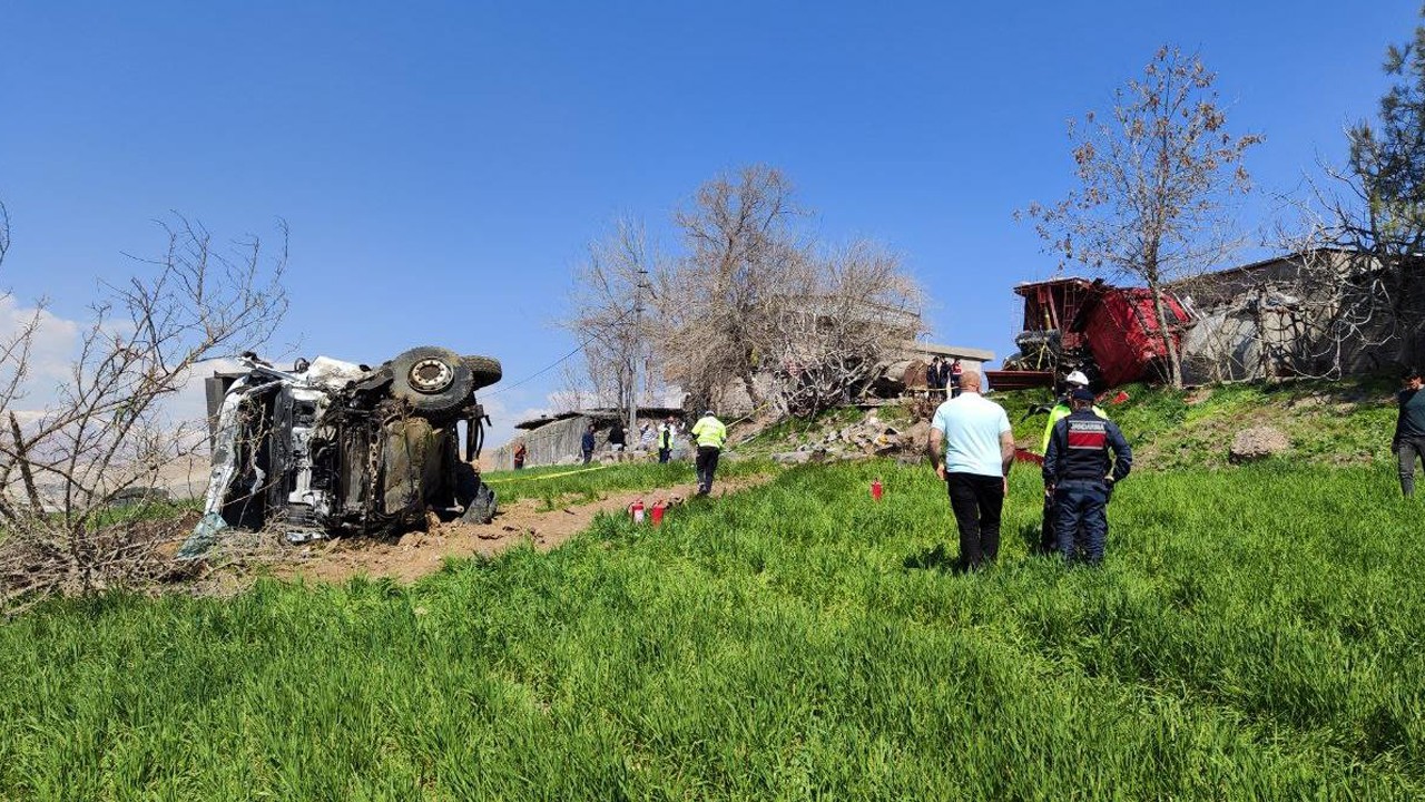 Kum yüklü kamyon park halindeki tırlara çarptı: 1 ölü, 1 yaralı