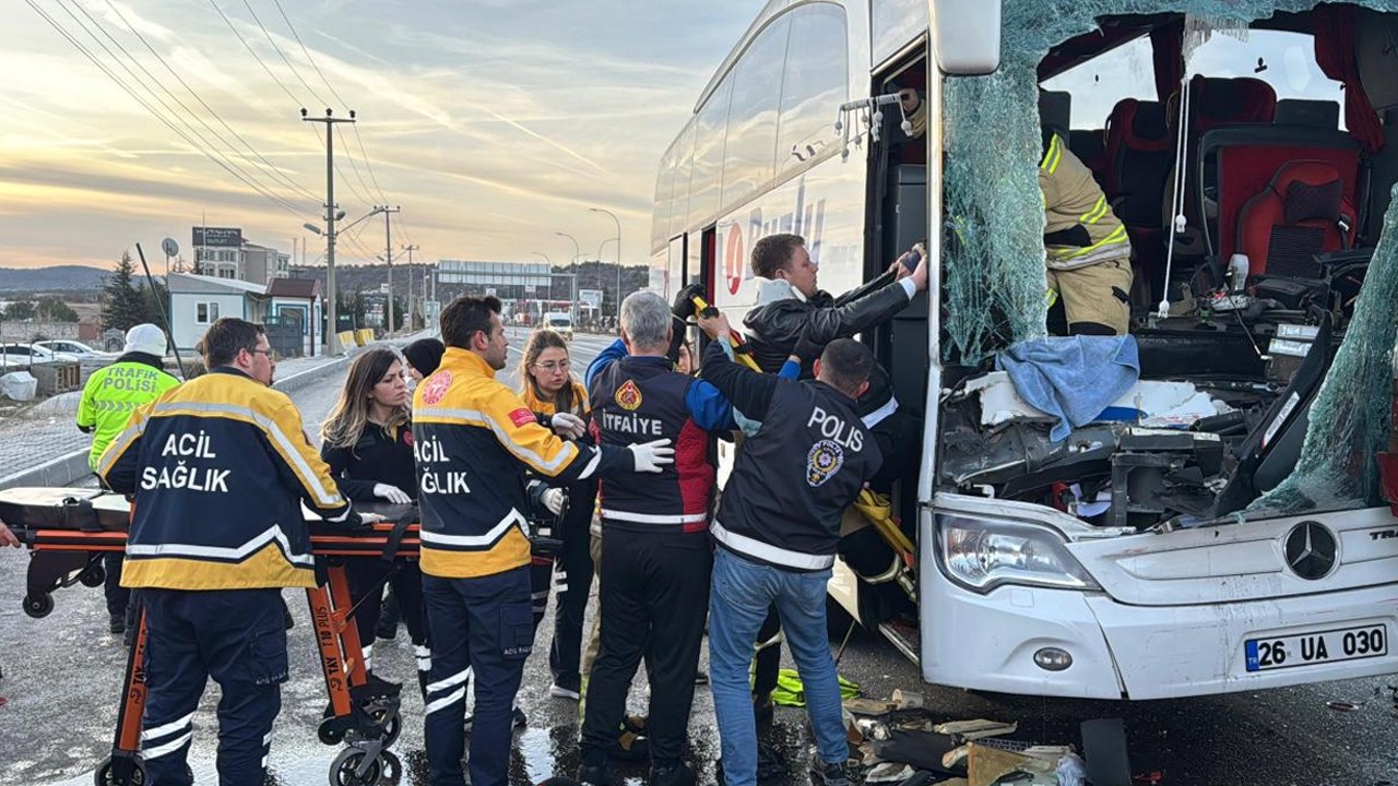 Yolcu otobüsü tıra çarptı: 14 yaralı