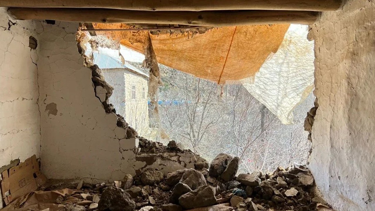 4,8’lik deprem sınır köyünde hasara neden oldu: Evlerin duvarları yıkıldı